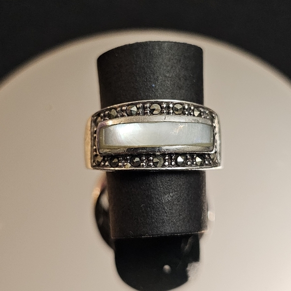 925 Sterling Silver Vintage Real Mother-of-Pearl and Marcasite Gem Ring Size 6 - Picture 2 of 9